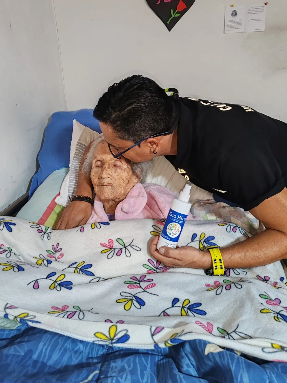 Sergio Gallardo acompañando con cercanía a una paciente adulta mayor en su hogar